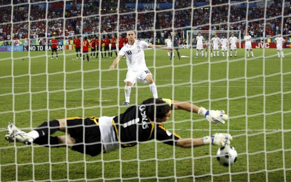 Casillas para il rigore di De Rossi in Italia-Spagna, quarto di finale perso ai rigori 4-2 (0-0 al 120’) all’Europeo 2008. Lapresse